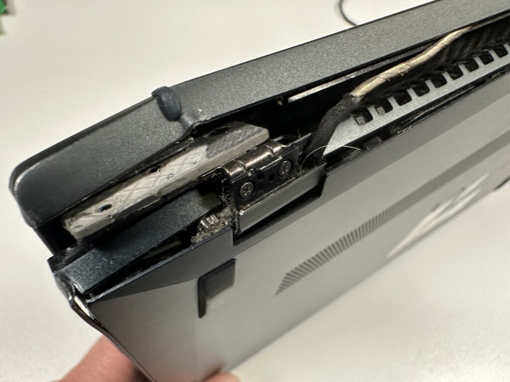 Uszkodzona obudowa w laptopie Asus - UM425I