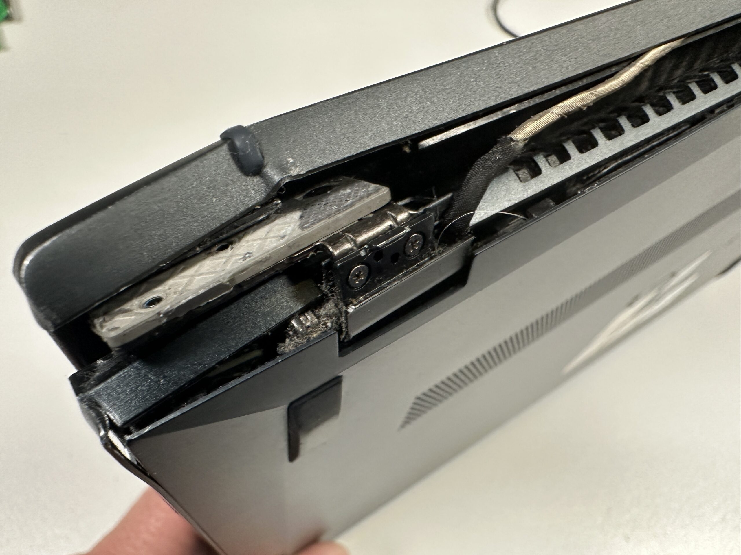 Uszkodzona obudowa w laptopie Asus - UM425I